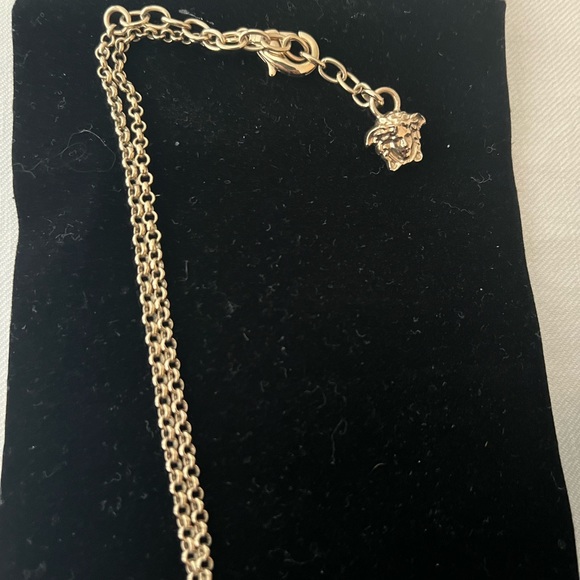 Versace medusa gold coin pendant necklace excellent condition - Picture 11 of 13